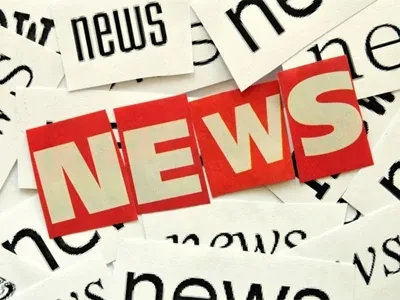 Le pied droit du travailleur s'est enfoncé plus profondément dans le béton et...