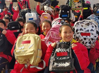 Effectuez des cartables réfléchissants sur le campus pour éclairer l'activité...